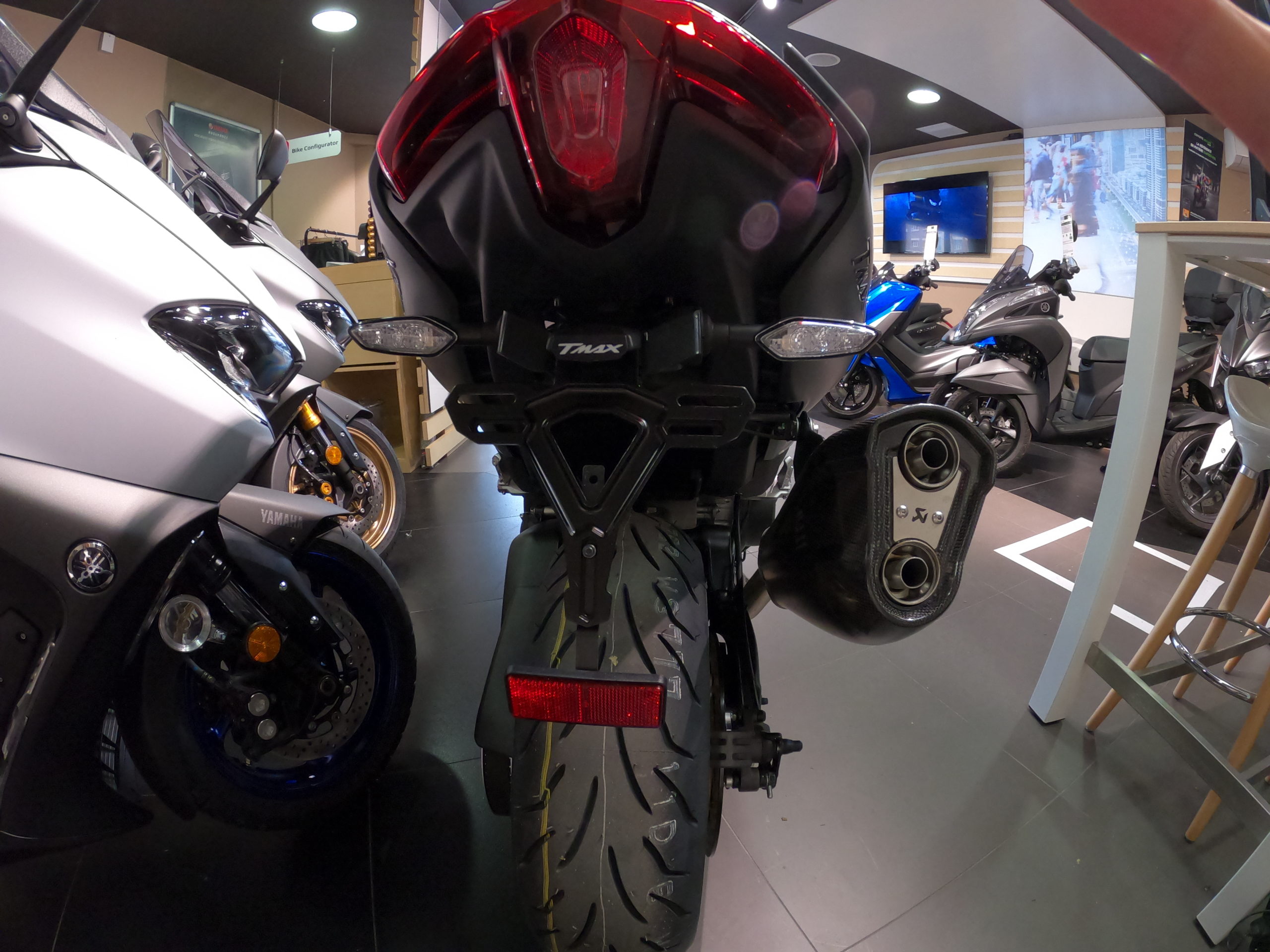 découvrez le prix du yamaha tmax 2021, un scooter puissant et élégant, parfait pour la ville comme pour les longues distances. comparez les offres et trouvez le meilleur tarif pour profiter pleinement de votre expérience de conduite.