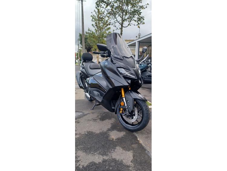 découvrez le prix du tmax 550, le scooter sportif de yamha alliant élégance, performances et confort. explorez les caractéristiques techniques et les offres actuelles pour profiter d'une conduite unique en son genre.