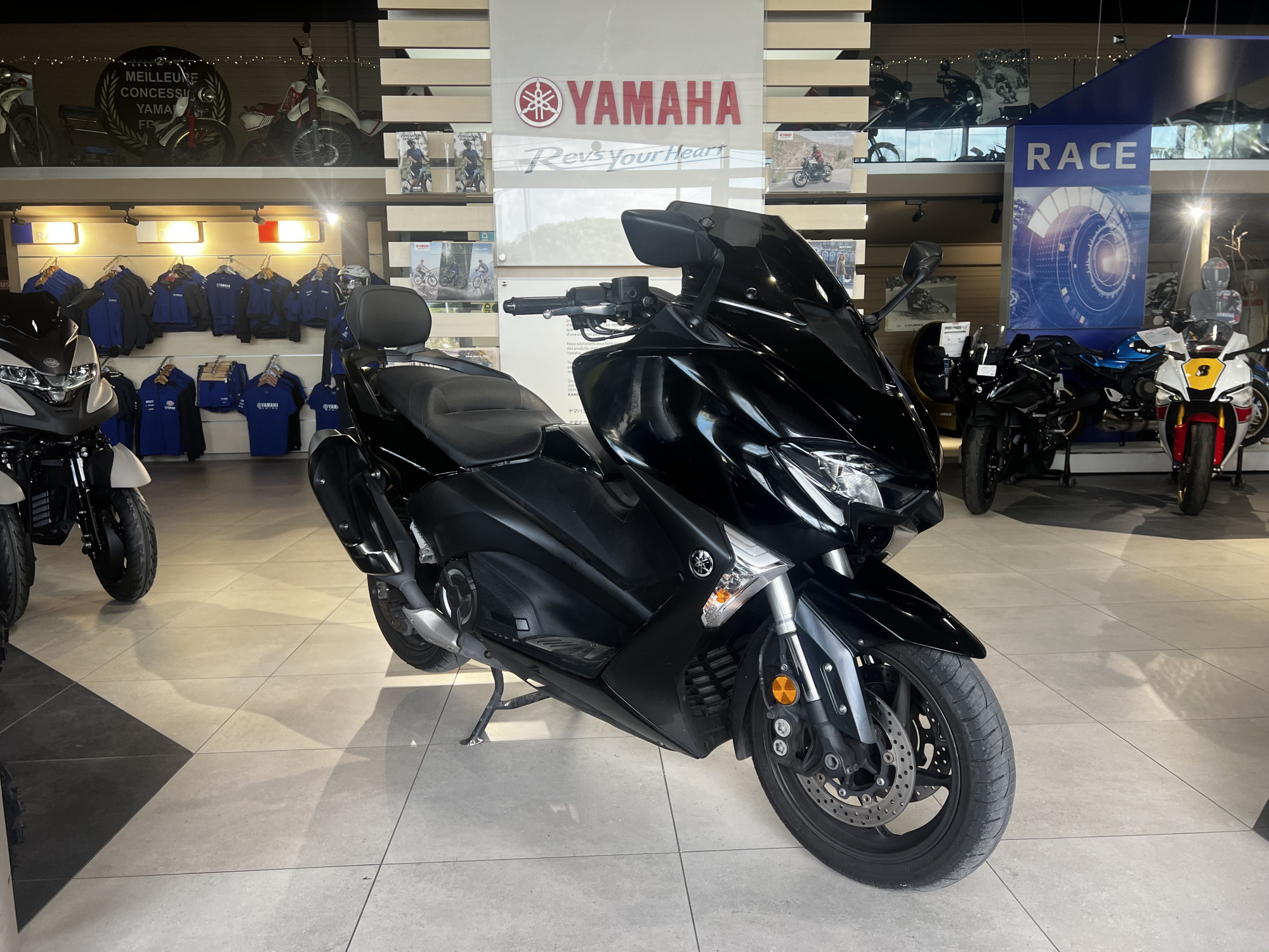 découvrez le tmax dx au meilleur prix ! profitez de performances exceptionnelles et d'un design raffiné pour vos déplacements. ne manquez pas nos offres exclusives sur le scooter de vos rêves !
