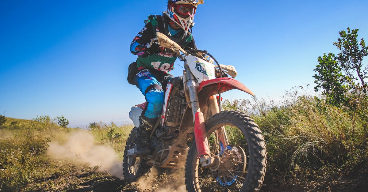 découvrez les meilleures pratiques pour assurer votre sécurité à moto. apprenez des conseils essentiels sur l'équipement, la conduite prudente et les formations pour les motards afin de réduire les risques sur la route.