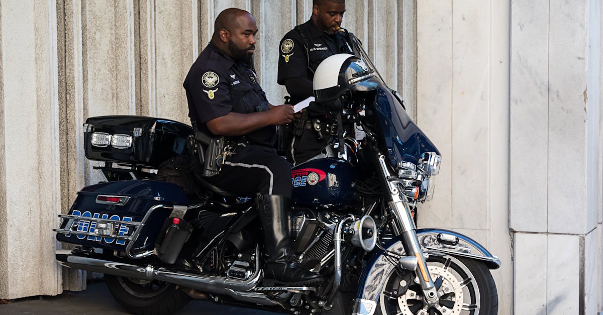 découvrez l'univers des motos de police, symboles de sécurité et d'intervention rapide. explorez les différentes marques, modèles et technologies qui équipent les forces de l'ordre pour assurer la surveillance et le maintien de l'ordre sur nos routes.