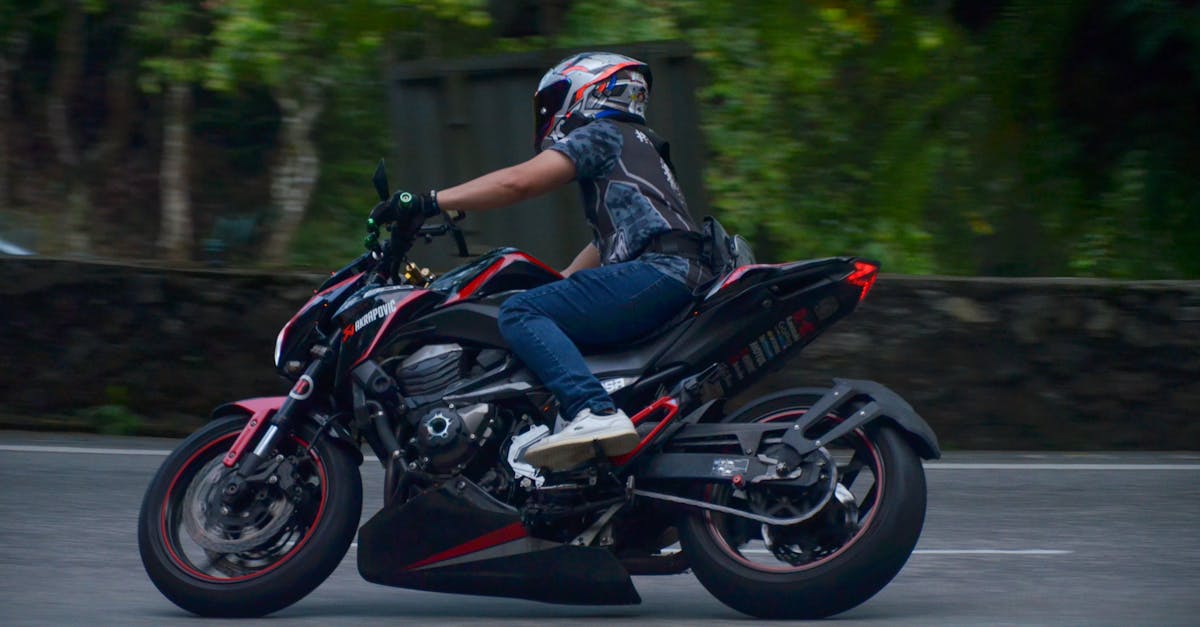 découvrez l'importance de la sécurité à moto avec nos conseils essentiels. apprenez les meilleures pratiques, équipements de protection et règles de conduite pour assurer votre sécurité sur la route.