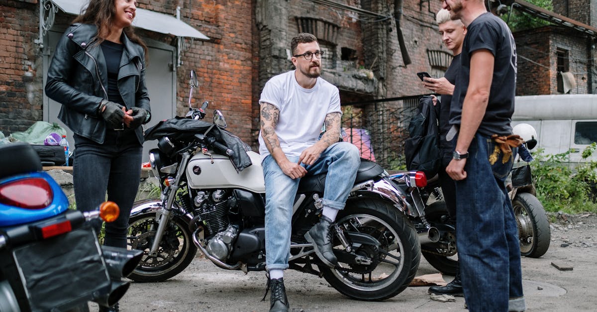 découvrez l'univers fascinant des motocyclistes : passion, aventure et camaraderie sur deux roues. rejoignez une communauté dynamique et explorez les meilleures routes et conseils pour les amoureux de la moto.