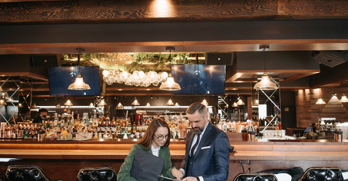 découvrez l'univers décalé de joe bar team, la série emblématique qui allie humour et passion pour la moto. plongez dans les aventures hilarantes de motards caricaturaux, où chaque planche raconte une histoire pleine de camaraderie et de franche rigolade.