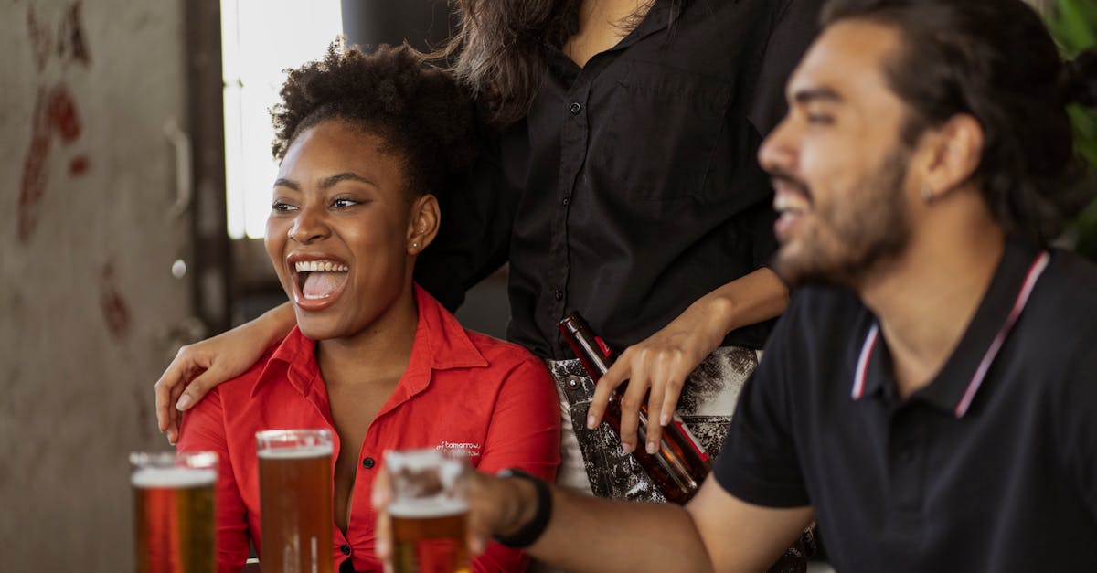 découvrez l'univers déjanté de joe bar team, la bande de motards passionnés d'humour et de sensations fortes. suivez leurs aventures hilarantes et leurs courses effrénées dans un monde où la vitesse et la camaraderie s'entremêlent pour des moments inoubliables.