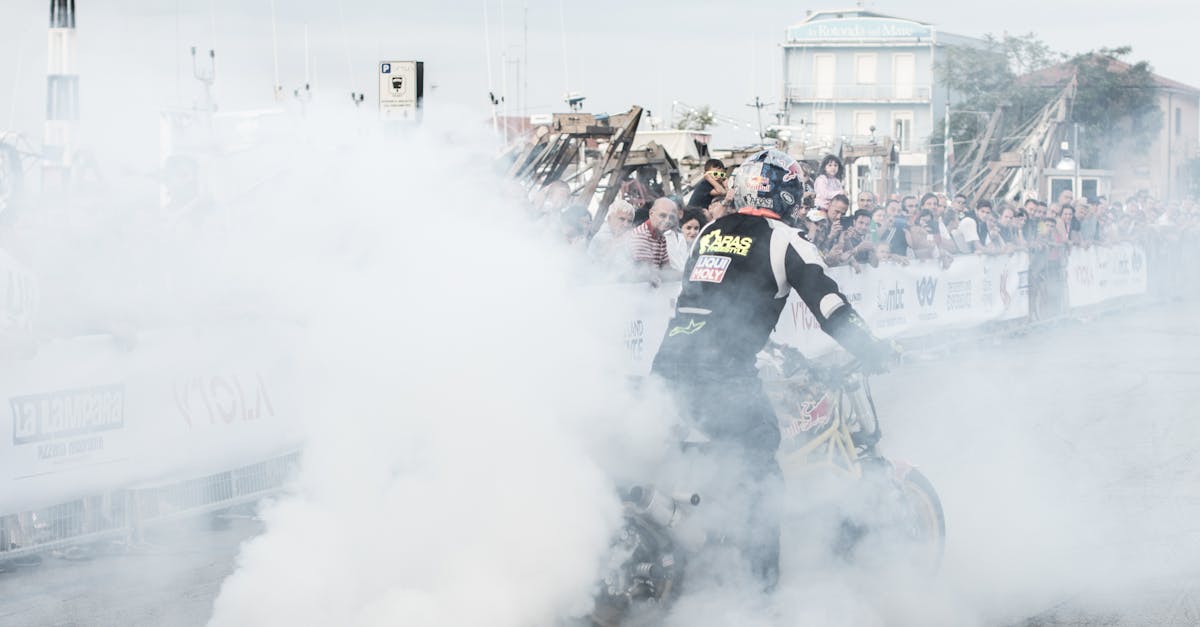 découvrez des démonstrations fascinantes de motos où l'audace et la maîtrise s'unissent pour offrir un spectacle inoubliable. assistez à des performances époustouflantes et à des techniques de conduite avancées, tout en partageant votre passion pour la moto avec d'autres amateurs.