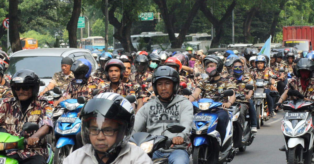 découvrez l'excitation d'une démonstration de motos, où des riders talentueux dévoilent leurs compétences époustouflantes sur deux roues. assistez à des performances de motos uniques et ressentez l'adrénaline de ces spectacles en plein air.