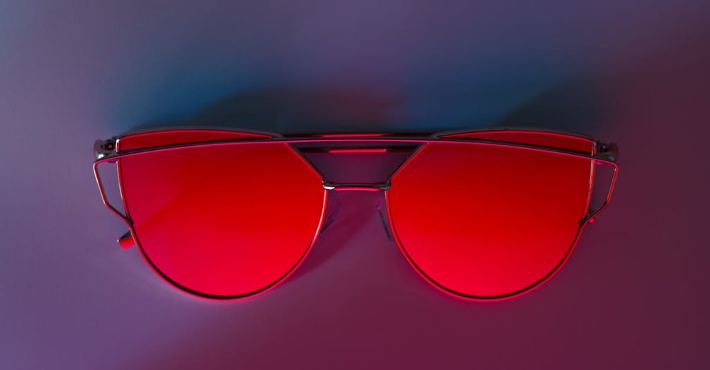 découvrez notre collection de lunettes de soleil, alliant style et protection. protégez vos yeux des rayons uv tout en restant à la mode avec des designs variés pour tous les goûts.
