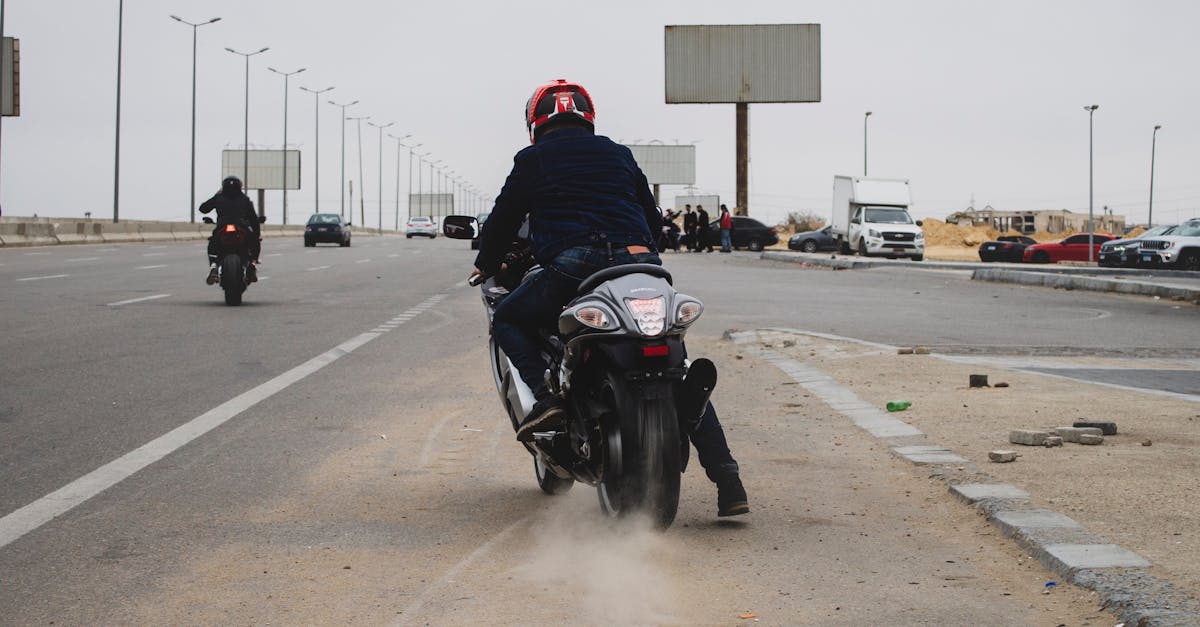 découvrez les étapes essentielles de l'hivernage de votre moto pour garantir sa longévité et son bon fonctionnement. apprenez comment préparer votre véhicule pour l'hiver, protéger ses composants et éviter les problèmes au printemps. suivez nos conseils pratiques pour une hiverisation réussie.