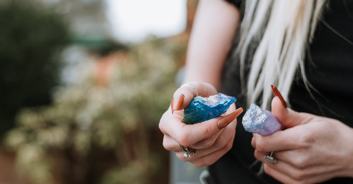 découvrez l'opal, une pierre précieuse fascinante aux couleurs chatoyantes. apprenez ses origines, sa signification et les différentes variétés qui en font un bijou unique, parfait pour ajouter une touche d'élégance à votre collection.