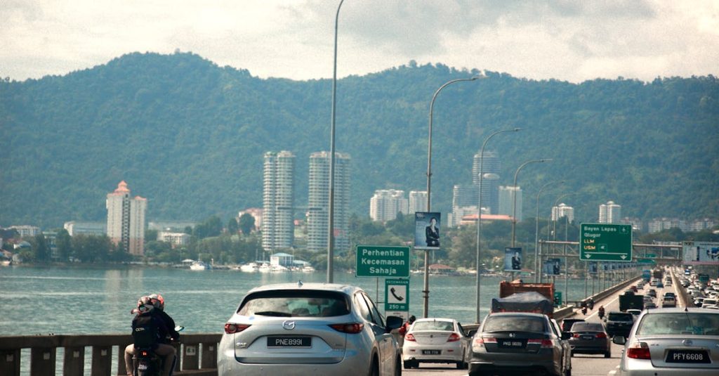 découvrez notre assurance moto adaptée à vos besoins. protégez votre deux-roues avec des formules flexibles et des tarifs compétitifs. bénéficiez d'une couverture complète pour rouler sereinement sur les routes.