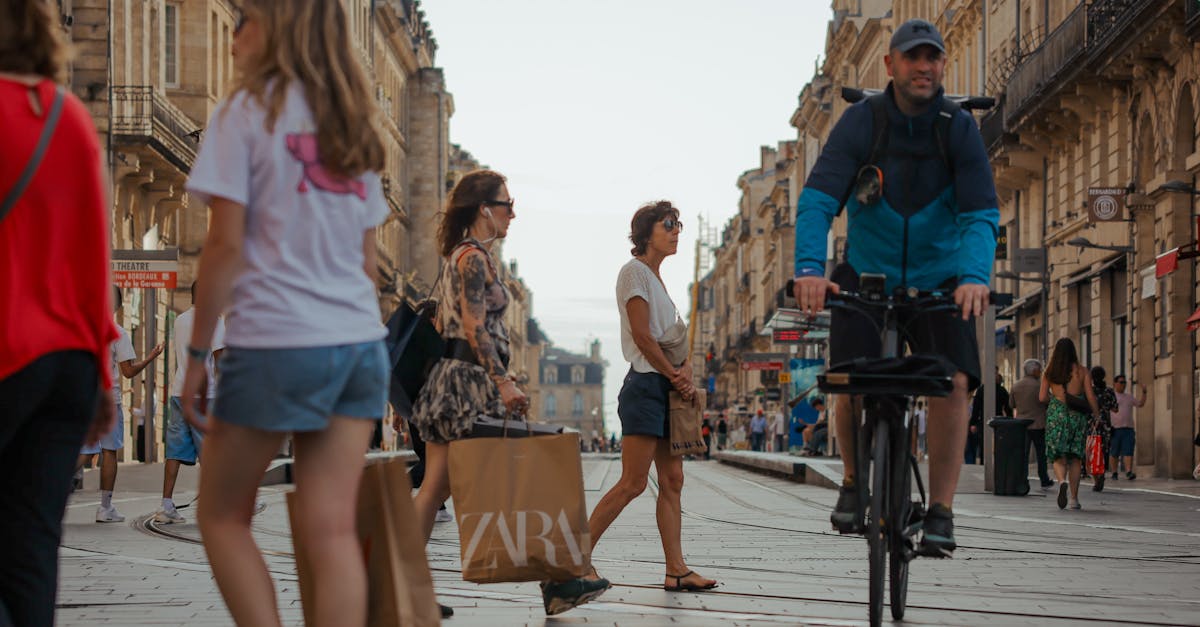 découvrez bordeaux, une ville emblématique du sud-ouest de la france, réputée pour son patrimoine architectural, ses vignobles prestigieux et sa riche culture. explorez ses rues pavées, savourez ses délicieux plats et profitez d'une expérience inoubliable au cœur des grands crus.