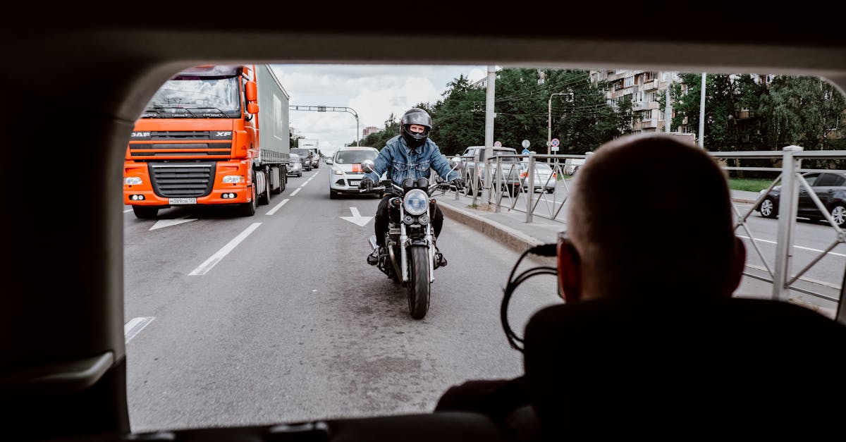 plongez dans l'adrénaline d'une poursuite à moto captivante, où vitesse et agilité se mêlent à des kicks spectaculaires et des retournements de situation palpitants. rejoignez l'aventure dès maintenant !