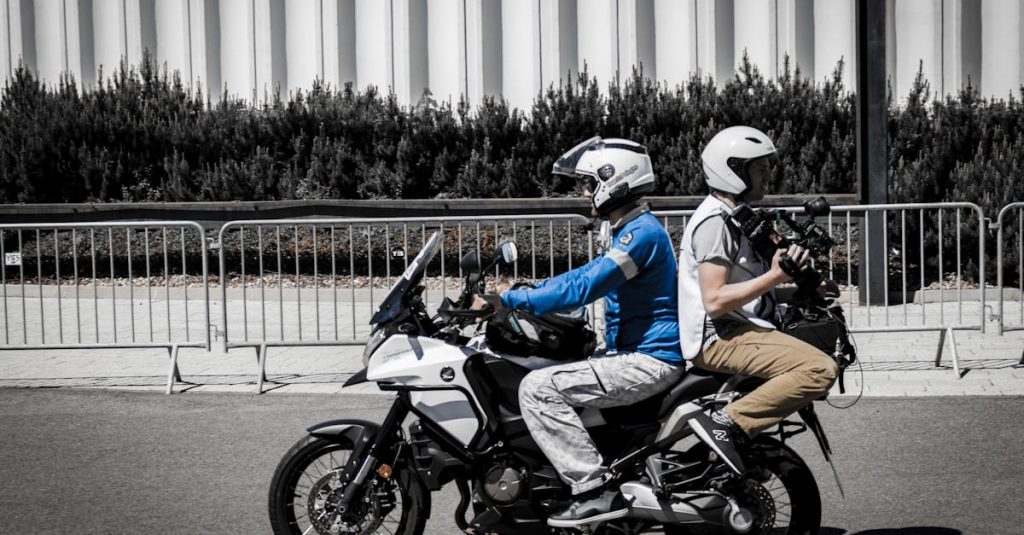 découvrez l'univers fascinant des motos à travers ce documentaire captivant, qui explore les passionnés, les histoires et la culture qui entourent cet incroyable moyen de transport. plongez dans des récits inspirants et des images époustouflantes qui célèbrent la liberté et l'adrénaline des amateurs de motocyclisme.