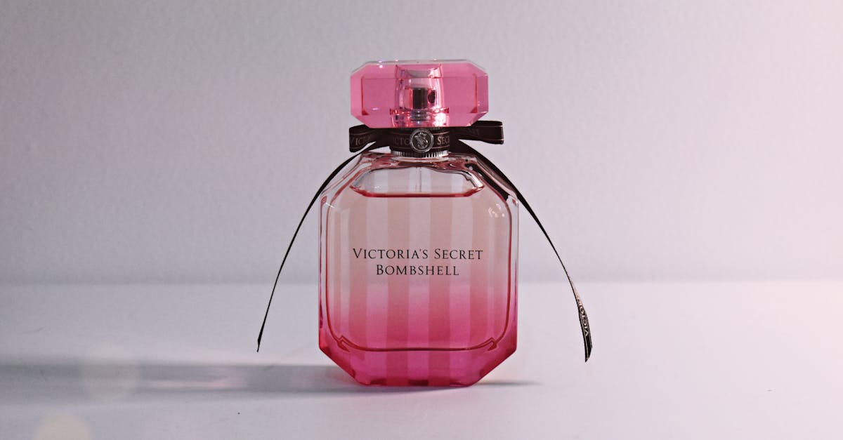 découvrez notre vaste collection de parfums exquis pour tous les goûts. trouvez votre fragrance idéale, qu'il s'agisse d'un parfum floral, boisé ou oriental. éveillez vos sens avec des senteurs qui vous ressemblent et laissez une empreinte inoubliable.