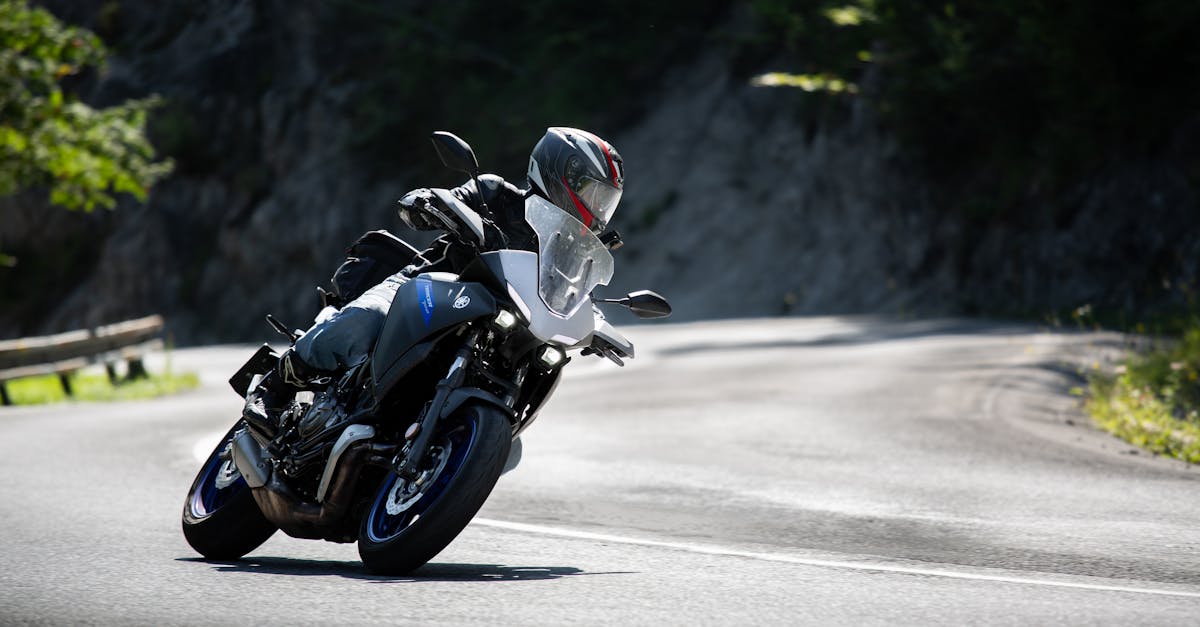 découvrez l'univers des sportbikes : performance, design aerodynamique et sensations de vitesse. explorez les dernières tendances, modèles et conseils pour les passionnés de motos sportives.
