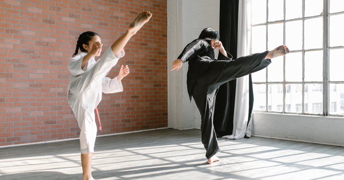 découvrez l'univers fascinant du mma, un sport de combat complet alliant techniques de frappes et de grappling. apprenez-en plus sur les règles, les disciplines, les combattants et les événements emblématiques qui font vibrer les passionnés du monde entier.