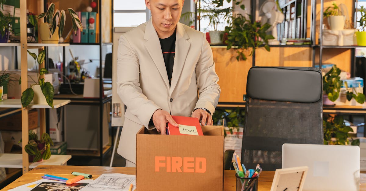 découvrez les enjeux de la résignation, ses causes et ses conséquences sur la vie personnelle et professionnelle. apprenez comment surmonter cette étape difficile et retrouver la motivation nécessaire pour avancer.